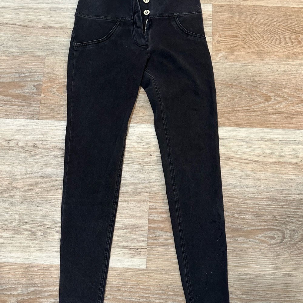 Gorgeous booty-shaping jeans!
